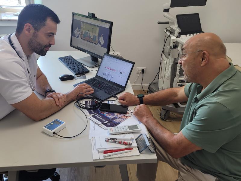 Medicul Stefan Busnatu discutand cu un pacient